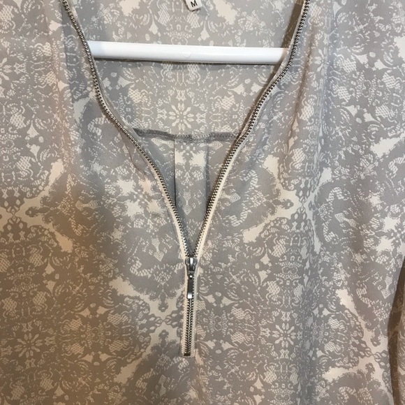 Maurice’s Gray & White Patterned 1/4 Zip with 3/4 Sleeve Blouse. Sz M. - Picture 7 of 8